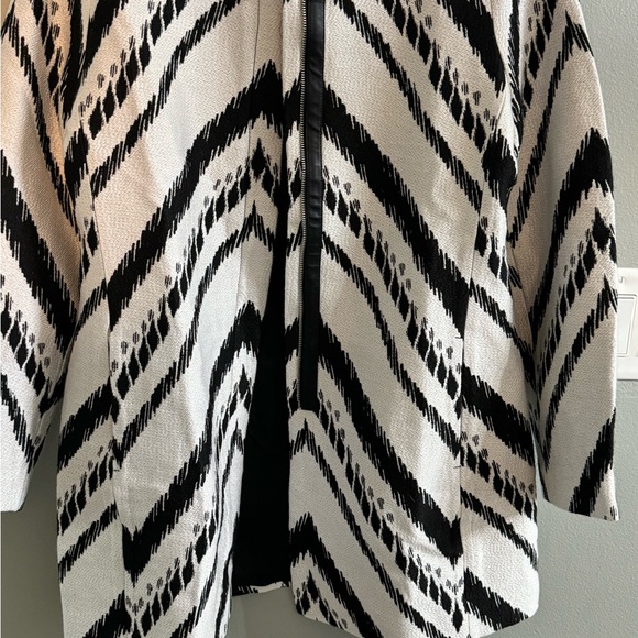 Chico’s Stripe Geometric Coat Black & White 0 - Picture 2 of 9